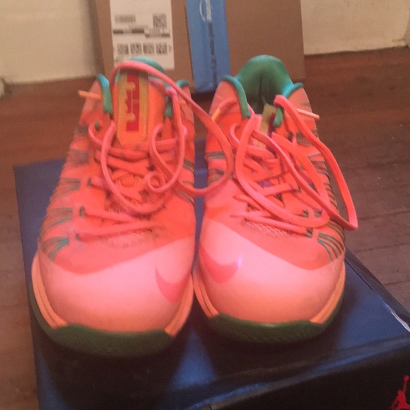 Nike low top zooms size 11 used but in great condition color or watermelon - Picture 2 of 4